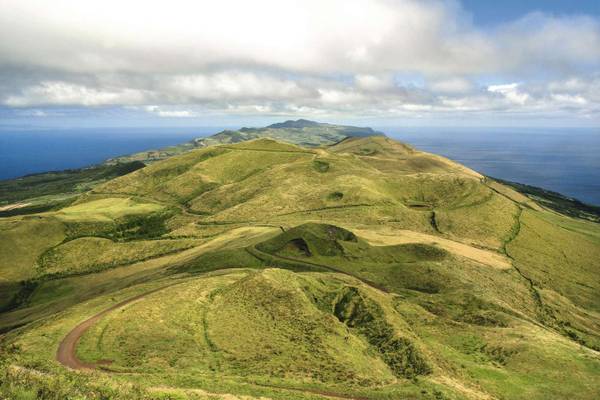 Pico da Esperança auf São Jorge grüne Hügel
