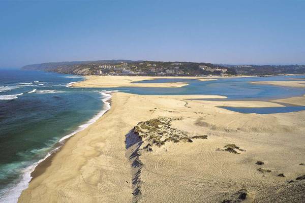 Lagune von Óbidos von oben mit Strand und Meer