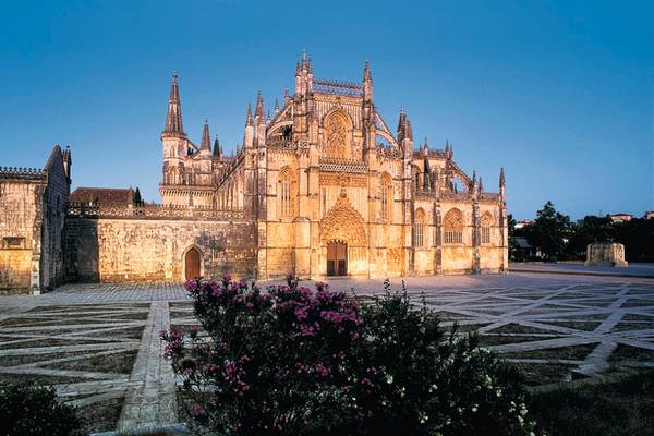 Kloster Batalha im gotischen Stil bei Abendsonne