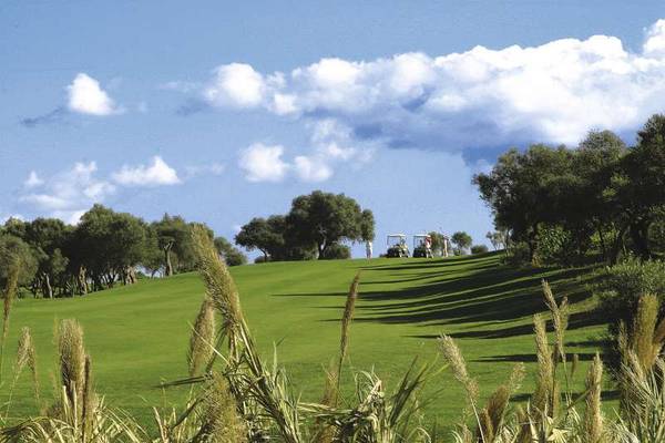 Golfplatz mit blauen Himmel, Andalusien, Spanien