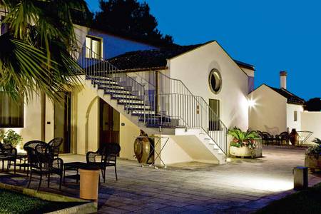 Masseria Panareo, Hotel bei Nacht