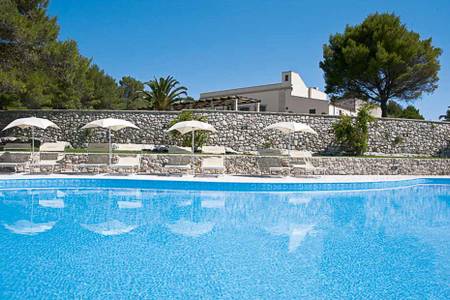 Masseria Panareo, Sonnenliegen am Pool