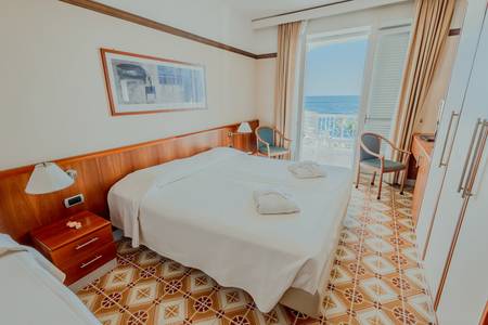 Hotel Pietra di Luna, Zimmer/Wohnbeispiel Hotel Pietra di Luna, Geschmackvoll eingerichtetes Doppelzimmer mit Balkonzugang.
