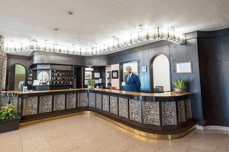 Hotel Pietra di Luna, öffentliche Bereiche Hotel Pietra di Luna, Freundlicher Rezeptionsbereich mit Counter und Lobby.