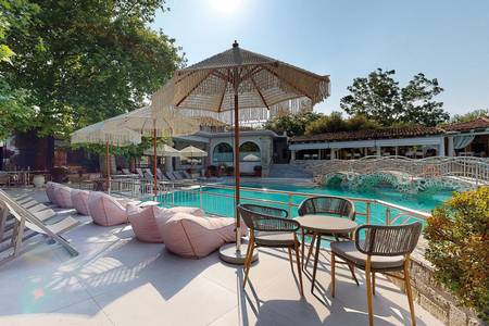 Athena Pallas, Pool/Poolbereich