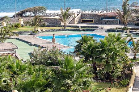 Santantão Art Resort, Pool mit Meerblick