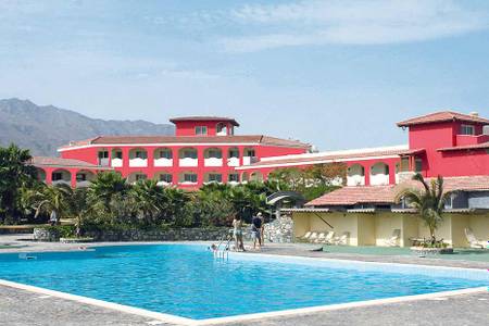 Santantão Art Resort, Pool und Hotelansicht