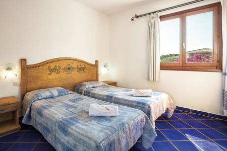 Hotel Bonsai, Economy