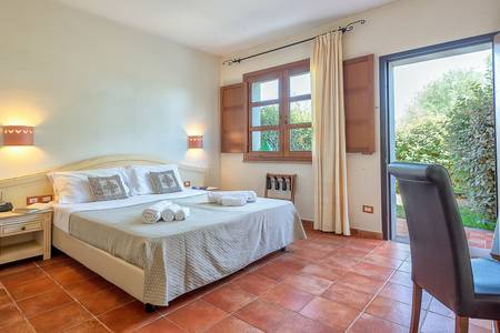 Alghero Resort Country Hotel, Elegantes Deluxe-Zimmer mit gehobener Ausstattung, stilvollem Design und viel Platz zum Wohlfühlen.