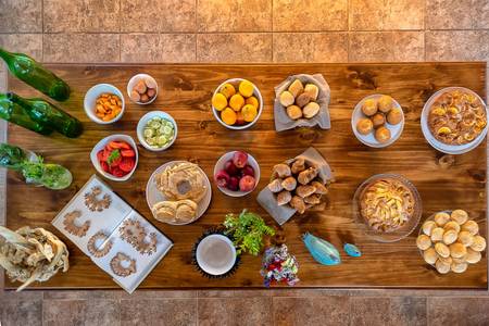Alghero Resort Country Hotel, Reichhaltiges Frühstücksbuffet mit einer Auswahl an italienischen Spezialitäten und frischem Obst.