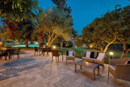 Alghero Resort Country Hotel, Großzügige Hotelterrasse mit Lounge-Möbeln, ideal zum Entspannen unter freiem Himmel.