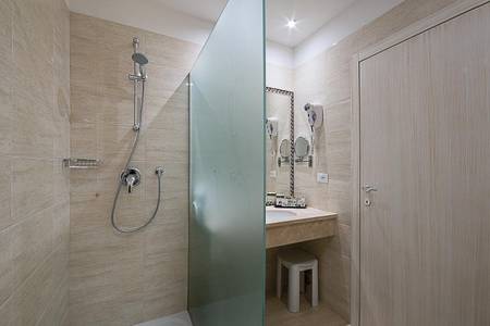 Hotel Executive, Superior