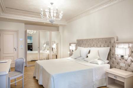 Hotel Aurelia, Executive