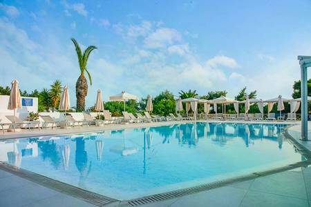 Princess Hotel, Stimmungsvolle Aufnahme des beleuchteten Pools in der Abenddämmerung oder bei strahlendem Sonnenschein.