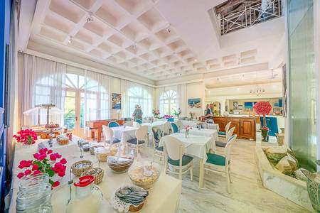 Princess Hotel, Innenansicht des Restaurantbereichs mit eingedeckten Tischen und großen Fensterfronten.