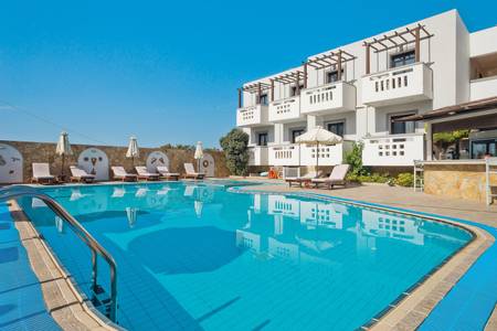 Arkasas Bay, Erfrischender Hotelpool unter freiem Himmel mit komfortablen Liegemöglichkeiten im Außenbereich.
