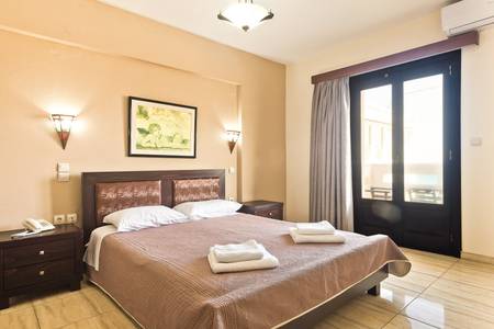 Arkasas Bay, Luxuriöse Suite mit separatem Wohnbereich, stilvollem Mobiliar und hochwertiger Ausstattung.