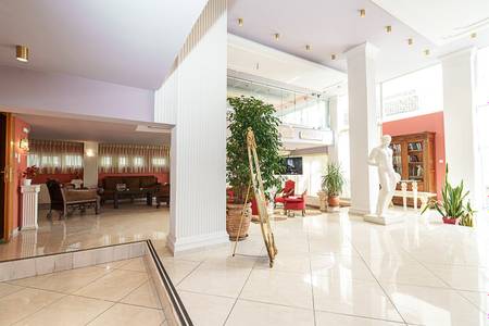 Acropolis Ami Boutique Hotel, Großzügige Hotel-Lobby mit modernem Check-in-Bereich und eleganter Deckenbeleuchtung.