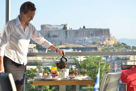 Acropolis Ami Boutique Hotel, Gemütliche Ecke im Restaurant mit gepolsterten Bänken und stilvoller Wandgestaltung.