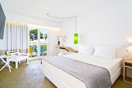 Marathon Beach Resort, Zweite Ansicht des gemütlichen Hotelzimmers bei Athen mit Doppelbett.