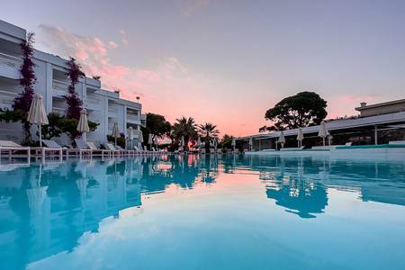 Marathon Beach Resort, Großzügige Poollandschaft des Hotels bei Athen mit Palmen und Liegebereichen.