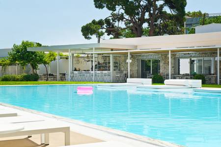 Marathon Beach Resort, Einladender Swimmingpool des Hotels bei Athen unter klarem Himmel.