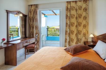 Hotel Corali, Family