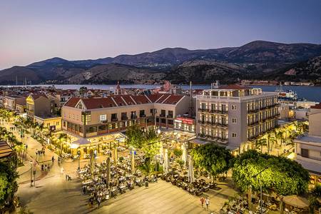 Aenos Hotel, Blick auf die Architektur des Hotels mit seinen terrassenförmigen Ebenen und Balkonen.