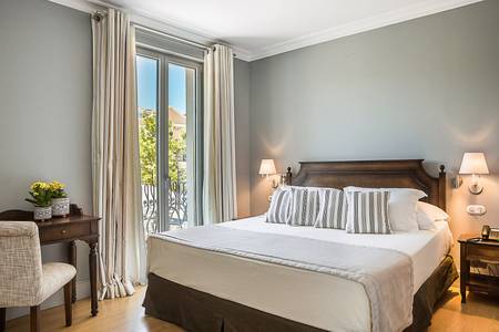 Aenos Hotel, Großzügige Suite mit getrenntem Wohn- und Schlafbereich sowie hochwertiger Möblierung.