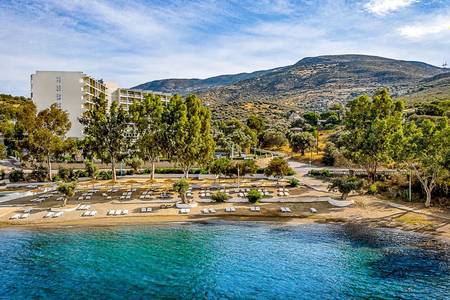 Evia Riviera Resort, sonstige Evia Riviera Resort, Weitläufiger Sandstrand direkt vor dem Hotel mit blauem Meer und sanften Wellen.