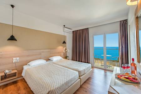 Evia Riviera Resort, Zimmer/Wohnbeispiel Evia Riviera Resort, Komfortables Hotelzimmer mit Doppelbett, hellen Textilien und Balkon mit Meeresbrise.