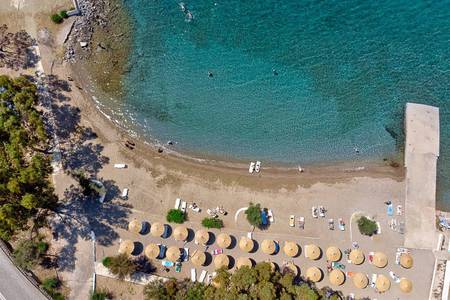 Evia Riviera Resort, sonstige Evia Riviera Resort, Blick auf die hoteleigenen Sonnenstühle und Sonnenschirme am feinsandigen Strand.