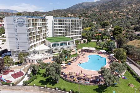 Evia Riviera Resort, Resort/Hotelanlage Evia Riviera Resort, Modernes Hotelgebäude am Meer mit Palmen und gepflegten Außenanlagen.