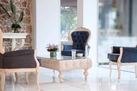 Acropolian Spirit Boutique Hotel, Lichtdurchfluteter Eingangsbereich des Hotels mit minimalistischem Design und hochwertigen Materialien.