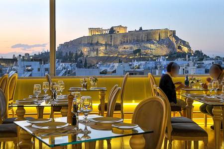 Acropolian Spirit Boutique Hotel, Buffetbereich des Restaurants mit einer vielfältigen Auswahl an Speisen in einer sauberen, modernen Umgebung.