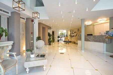 Acropolian Spirit Boutique Hotel, Moderne Hotel-Lobby mit stilvollen Designermöbeln, warmem Licht und eleganten Dekorationselementen.