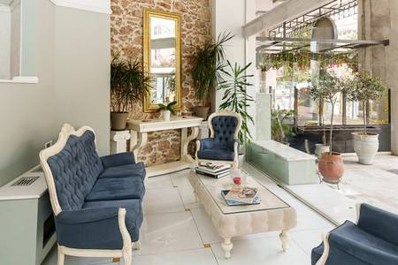 Acropolian Spirit Boutique Hotel, Heller Empfangsbereich des Hotels mit zeitgemäßer Einrichtung und komfortablen Sitzgelegenheiten.