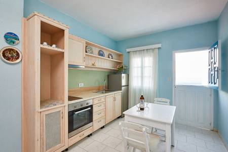 Glaros, Zimmer/Wohnbeispiel Glaros, Helles Badezimmer mit moderner gläserner Duschkabine, Waschbecken und großen Spiegeln.