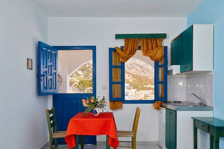Glaros, Zimmer/Wohnbeispiel Glaros, Kombinierter Wohn- und Schlafbereich in modernem Design mit hellem Parkettboden und Zugang zum Balkon.