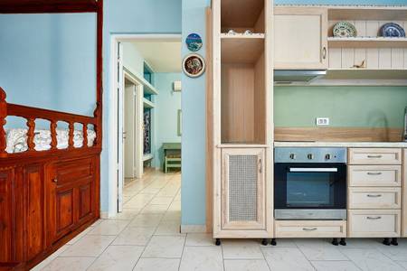 Glaros, Zimmer/Wohnbeispiel Glaros, Modernes Badezimmer mit Glasdusche, großem Spiegel und hochwertigen Armaturen.