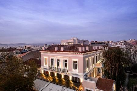 La Divina – Aria Hotels, Hoteleingangsbereich mit moderner Glasfront und gepflegtem Vorplatz in städtischer Umgebung.