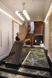 La Divina – Aria Hotels, Helle Hotelrezeption mit modernem Empfangstresen und freundlicher Atmosphäre.