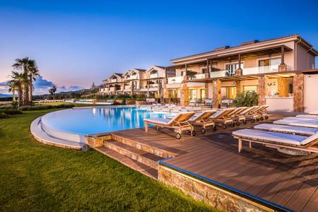 Electra Kefalonia Hotel & Spa, Architektonisches Detail des Hotelgebäudes mit Balkonen und sonniger Fassade.