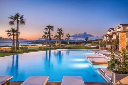 Electra Kefalonia Hotel & Spa, Einladender Außenpool mit klarem Wasser, eingebettet in die moderne Hotelanlage.