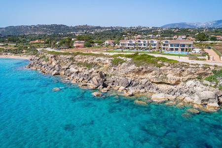 Electra Kefalonia Hotel & Spa, Außenansicht des modernen Hotelgebäudes mit klarer Linienführung und heller Fassade.
