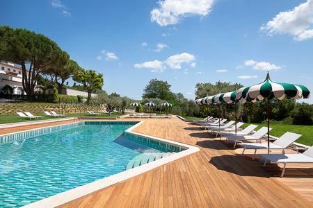 Villa Ermellina, Außenpool mit Liegen und Sonnenschirmen in gepflegter Gartenanlage. Villa Ermellina, Außenpool mit Liegen und Sonnenschirmen in gepflegter Gartenanlage.