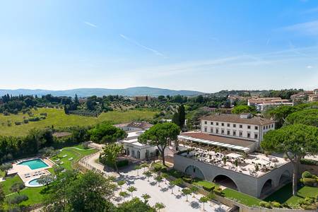 Villa Ermellina, Panoramablick auf die Hotelanlage und die umliegende Landschaft. Villa Ermellina, Panoramablick auf die Hotelanlage und die umliegende Landschaft.