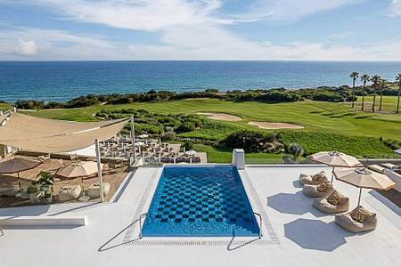 Amàre Beach Hotel Sancti Petri, Pool/Poolbereich Amàre Beach Hotel Sancti Petri, Stimmungsvoll beleuchteter Poolbereich bei Dämmerung, flankiert von beleuchteten Palmen und komfortablen Lounge-Möbeln.