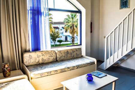 Govino Bay, Studio Govino Bay, Studio