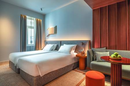 Andaz Lisbon, Klassisches Standard-Doppelzimmer mit komfortabler Ausstattung und hellem Ambiente.